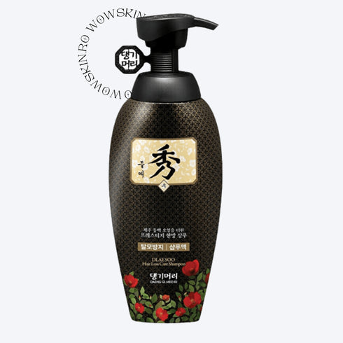 Șamponul coreean Dlae Soo pentru îngrijirea părului și prevenirea căderii acestuia, într-un ambalaj elegant de 400 ml cu pompiță, este o adevărată inovație în cosmetice. Designul său distinctiv cu motive tradiționale coreene și elemente naturale, precum fructele roșii înfățișate, sugerează un produs inspirat din natură și dedicat sănătății părului. Formulat special pentru a combate căderea părului și a stimula creșterea sănătoasă, acest șampon Dlae Soo este o alegere excelentă